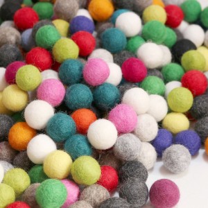 2 cm felt ball